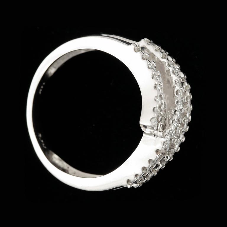 RING, vitguld 14k med olikslipade diamanter totalt ca 1,50 ct. Vikt ca 6,3 gram.