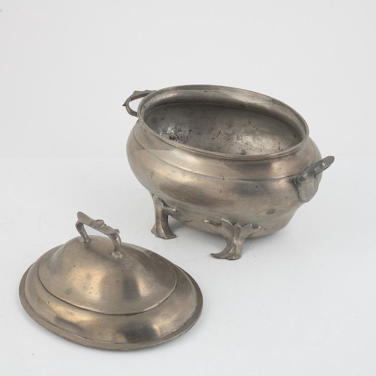 A pewter tureen with cover by Peter Larsson Holmin, Borås, Sweden, 1784.