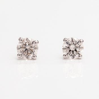 A pair of 14K white golde arrings with diamonds ca. 1.01 ct in total.