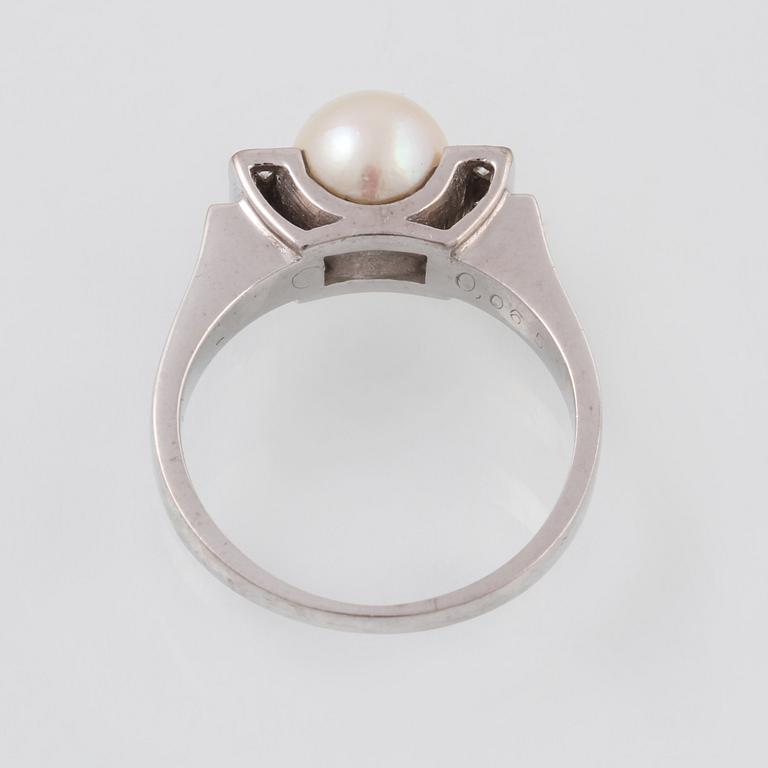 RING, 18K vitgukd med odlad pärla samt 4 åttkantslipade diamanter. Vikt 5,2 gram.