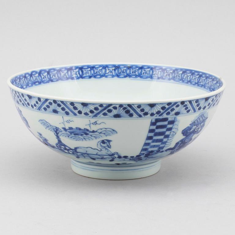 A blue and white bowl, Qing dynasty, 18th Century.