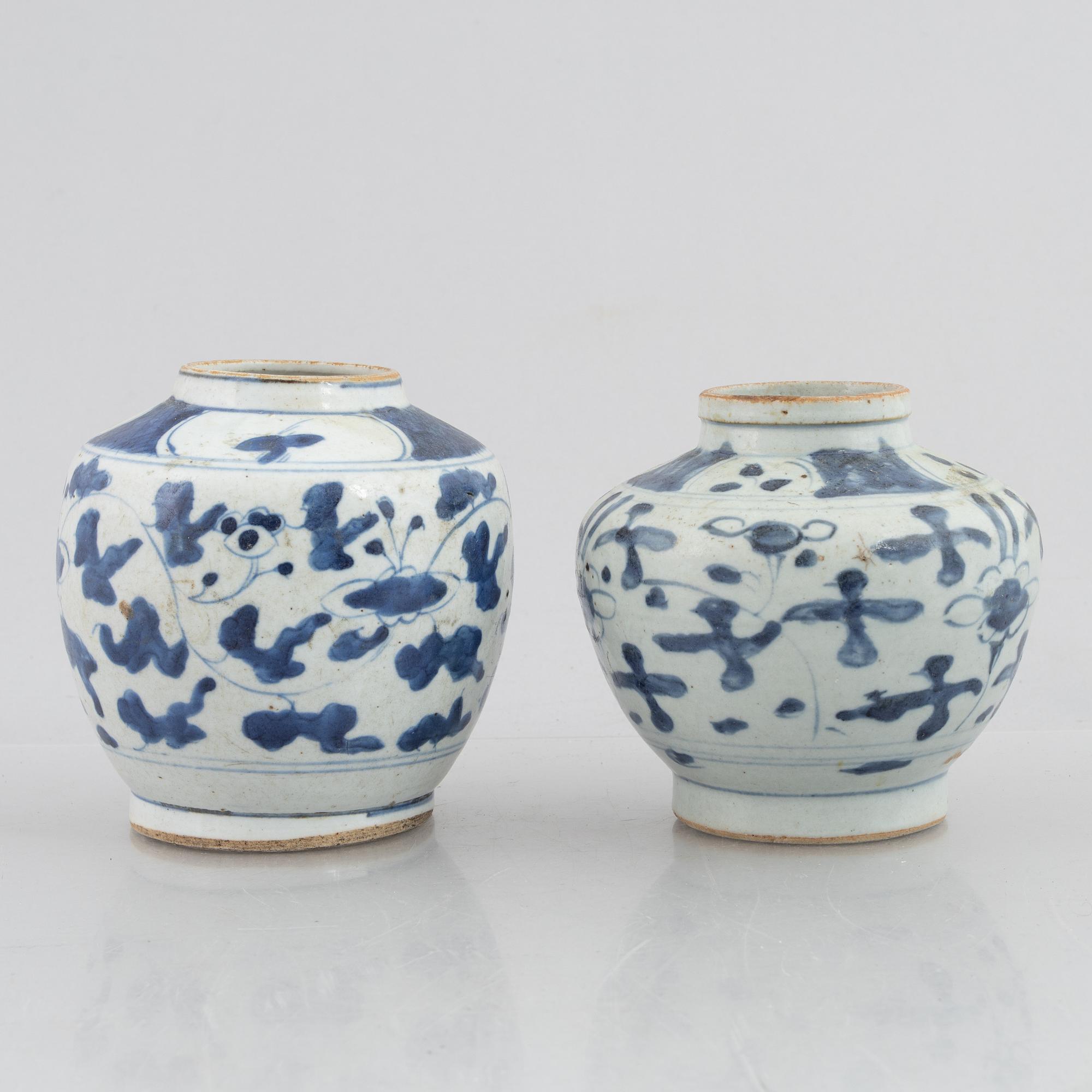 A blue and white Swatow dish  and two blue and white urna, China, Ming dynasty (1368-1644).