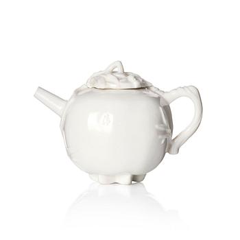 1233. A blanc de chine tea pot with cover, Qing dynasty, Kangxi (1662-1722).