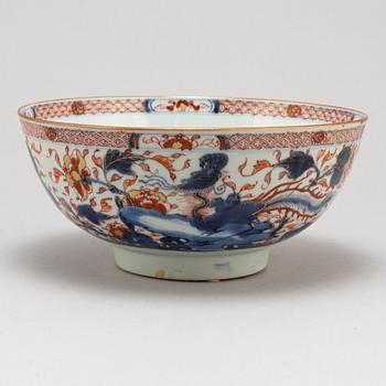 A famille rose and imari 'mandarin' figural export porcelain bowl, Qing dynasty, Qianlong (1736-95).