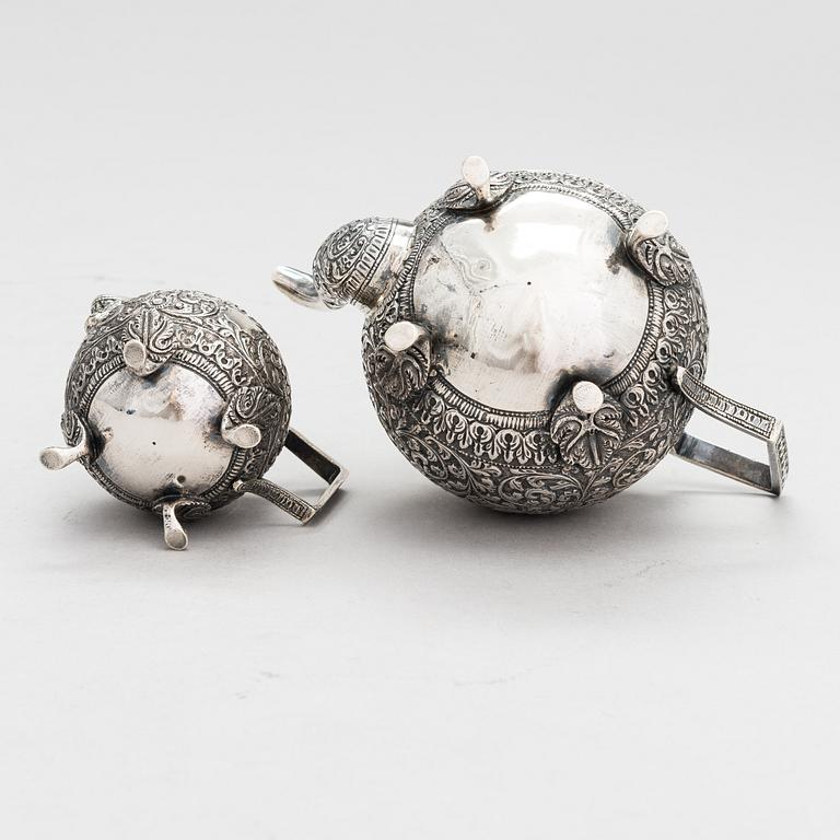 Tekanna och mjölkkanna, österländskt silver, kring 1900.