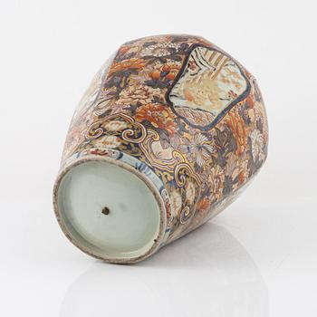 A lidded Imari urn, Japan, Meiji (1868-1912).