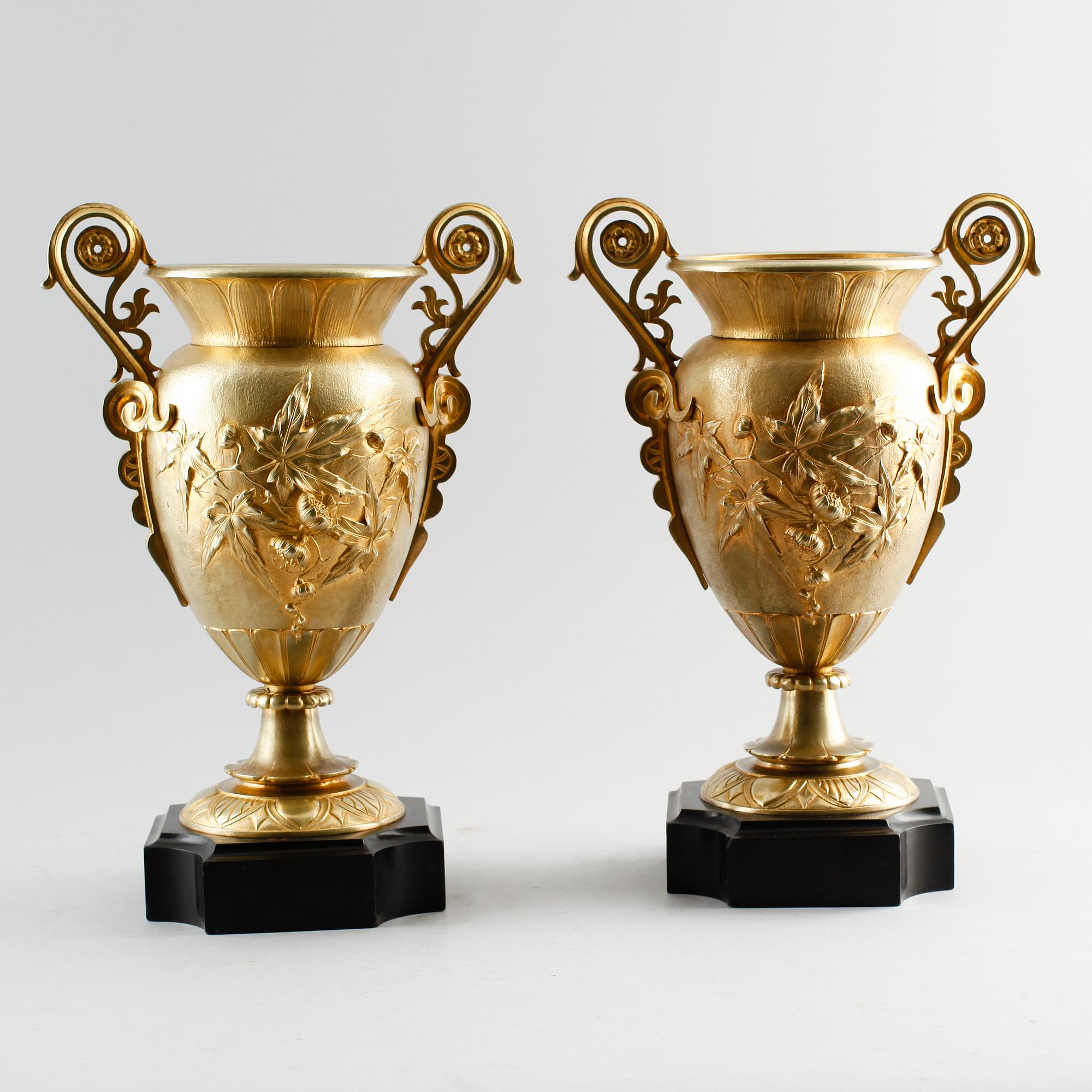 URNOR, 1 par, förgylld brons, 1800-talets mitt.