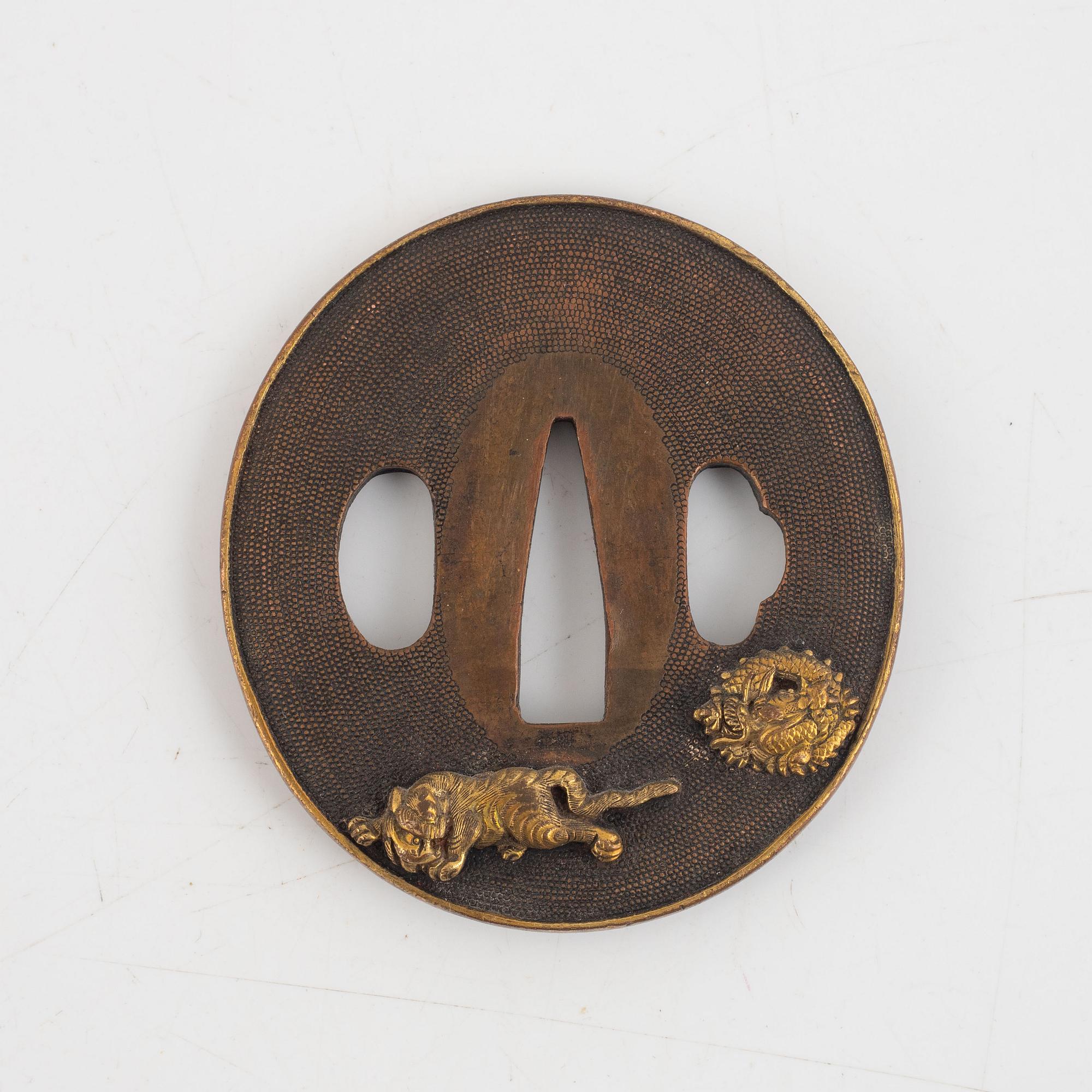 Tsuba, fyra stycken i kiri-box, järn och brons, 1700- och 1800-tal.