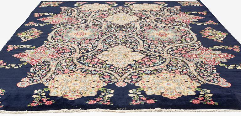 A carpet, semi-antique, Kerman, signed Rashid Farrokhi, ca 397 x 297 cm.