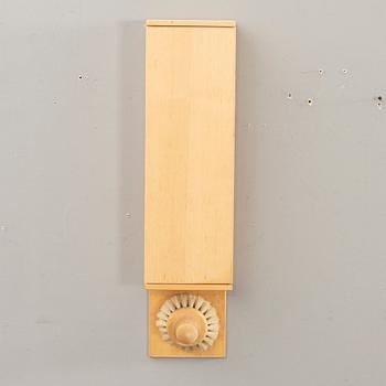 VÄGGSKÅP MED BORSTE, Märkt Carl Malmstens Verkstadsskola Stockholm.