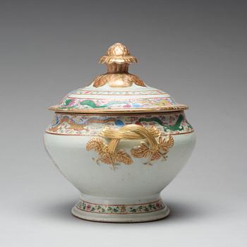 TERRIN med LOCK, porslin. Qingdynastin, Jiaqing (1796-1820).