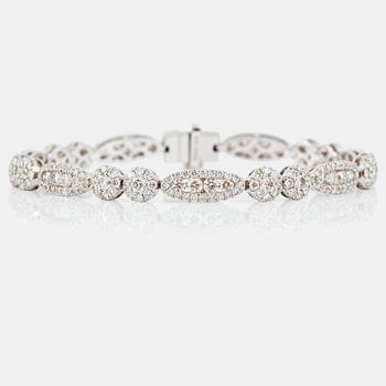 1221. ARMBAND med briljantslipade diamanter, 5.95 ct.