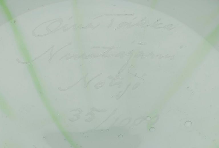 FLASKA, samt FIGURIN, glas, signerade Oiva Toikka, Nötsjö, 1900-talets slut.