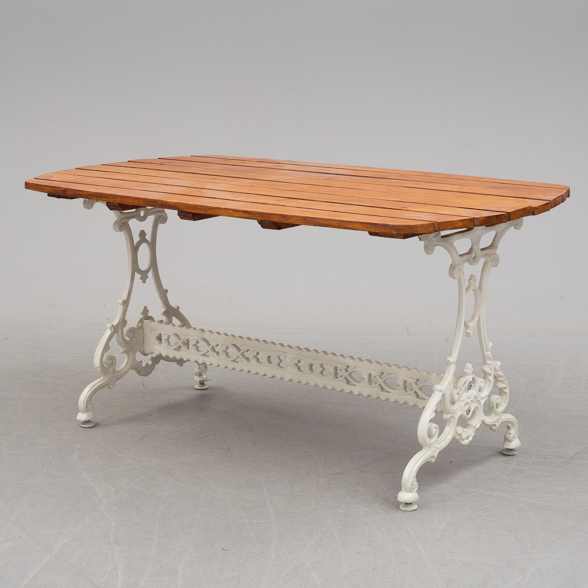 TRÄDGÅRDSGRUPP, fyra delar, metall och trä, Melins, Anderstorp, 1900-talets slut.