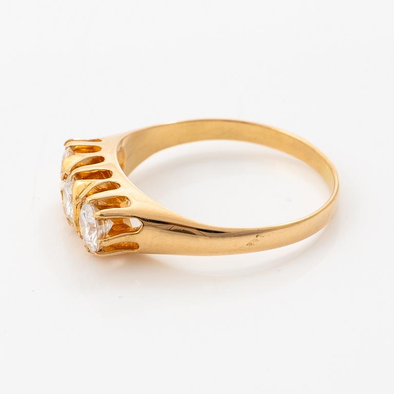 18K gold ring with three brilliant-cut diamonds.
