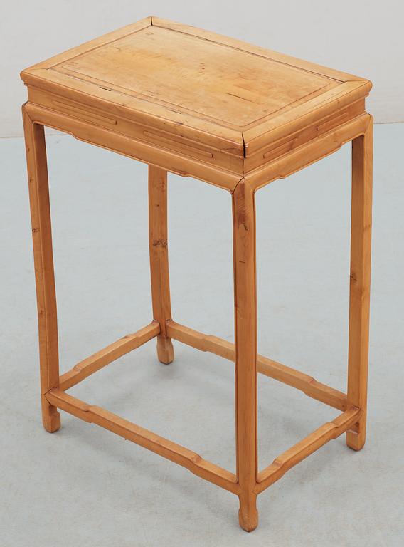 A blond hardwood table, Qing dynasty (1644-1912).
