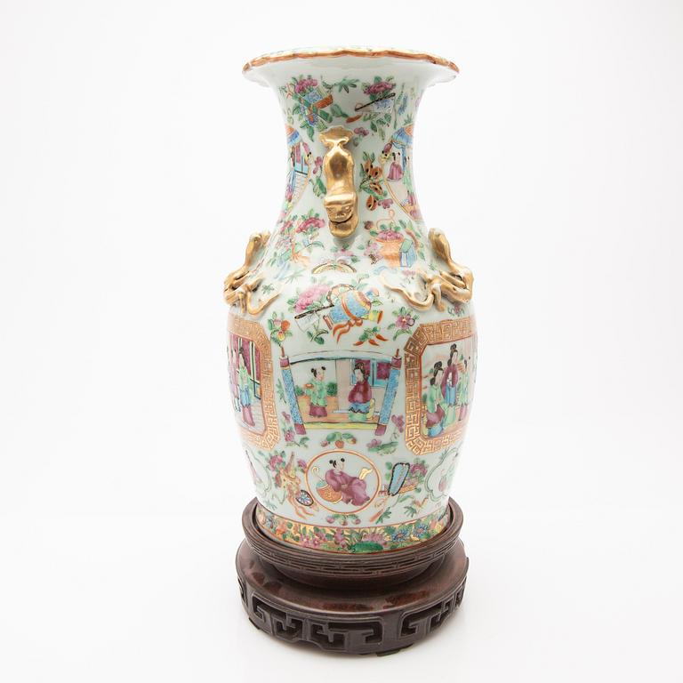 A porcelain set, 8 pieces, Canton, 19th century, China.
