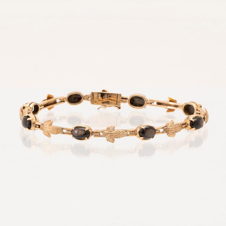 Armband 14K guld med svarta cabochonslipade stjärnsafirer.