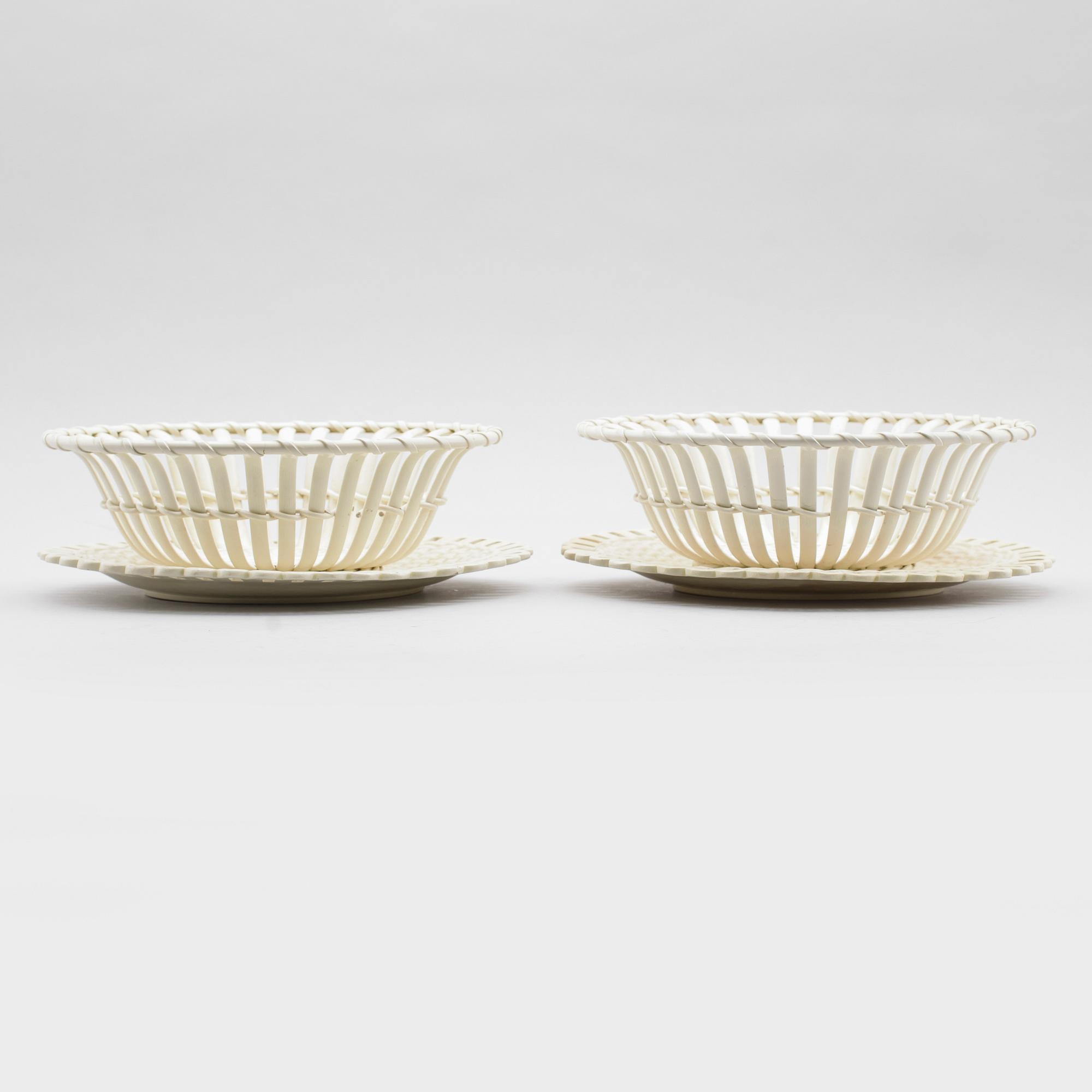 GALLERSKÅLAR OCH FAT, 1 par, flintgods, Neale & Co, England, omkring år 1800.