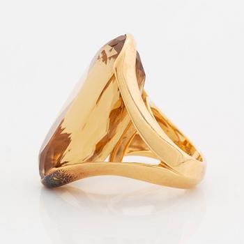 A Tina Karlsson ring in 18K gold set with an oval faceted citrine.