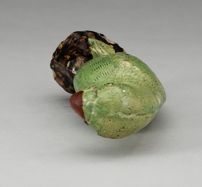 A green glazed figure of a bird, late Qing dynasty.