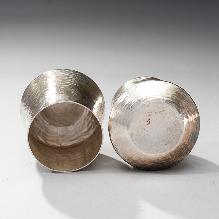 KANNA och BÄGARE, 6 st, sterling silver, Tapio Wirkkala, Hopeakeskus, Tavastehus 1977. Tot. vikt ca 1842 g,