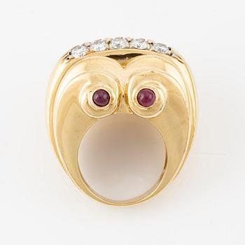 Ring 18K guld med runda briljantslipade diamanter och cabochonslipade rubiner.