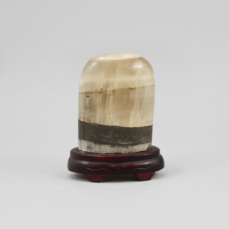 STEN, på träsockel.