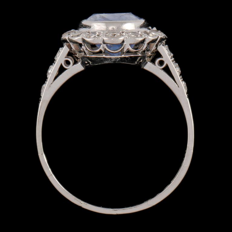 RING, platina med fasettslipad syntetisk safir, stämplad ALDFF, Göteborg, 1941. Vikt 4 g.