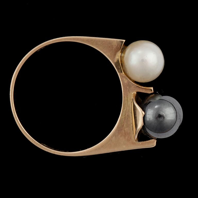 RING, 14k guld med odlad pärla och markasitpärla. Vikt 3,5 g.