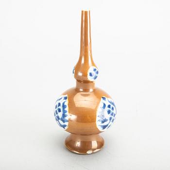 A Chinese 19th/20th century porcelain water dropper.