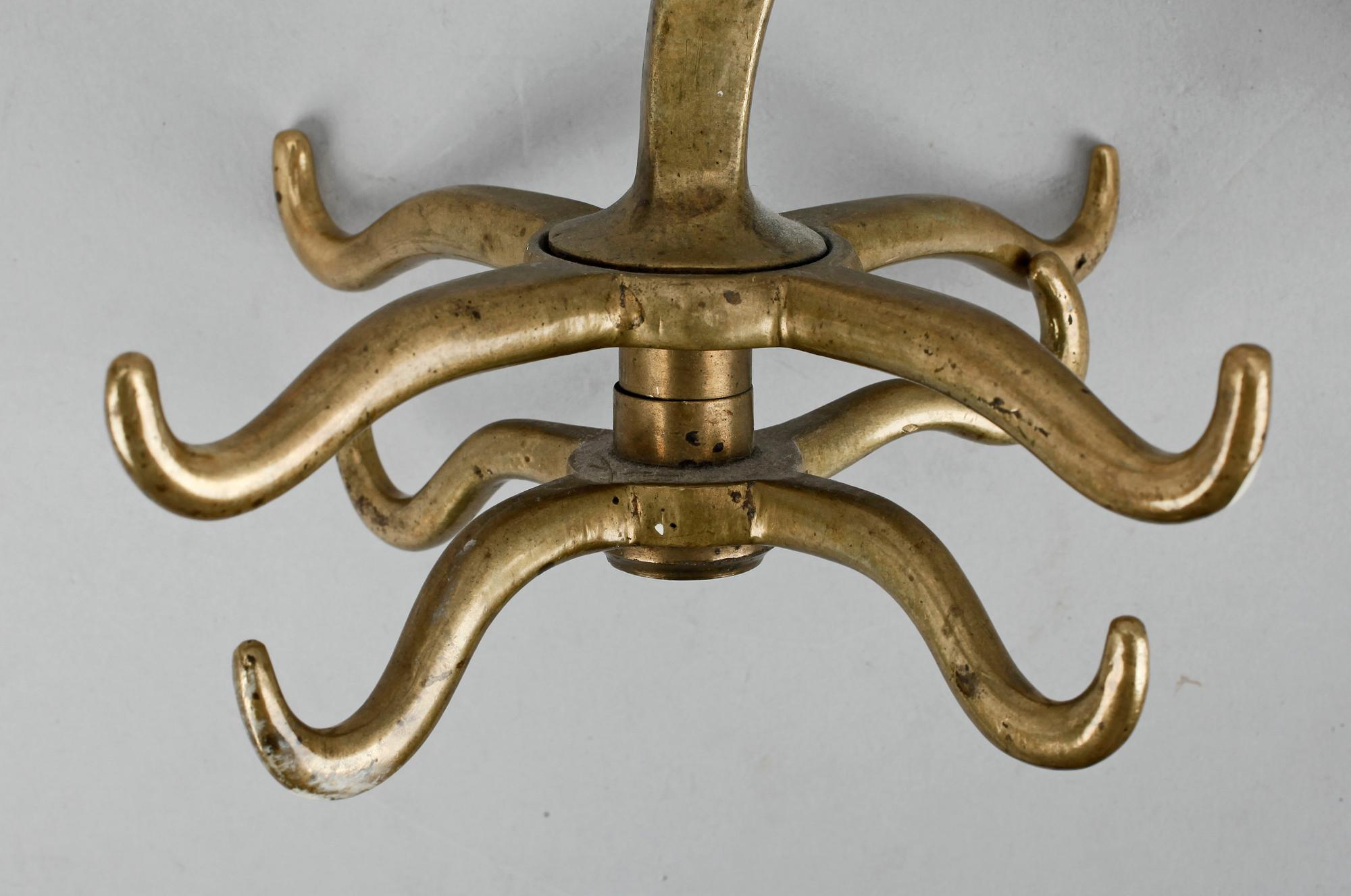 KLÄDHÄNGARE, två st, mässing, N.P Lindebergs, Sundsvall, samt Johan Svengren, Eskilstuna, omkring 1900.