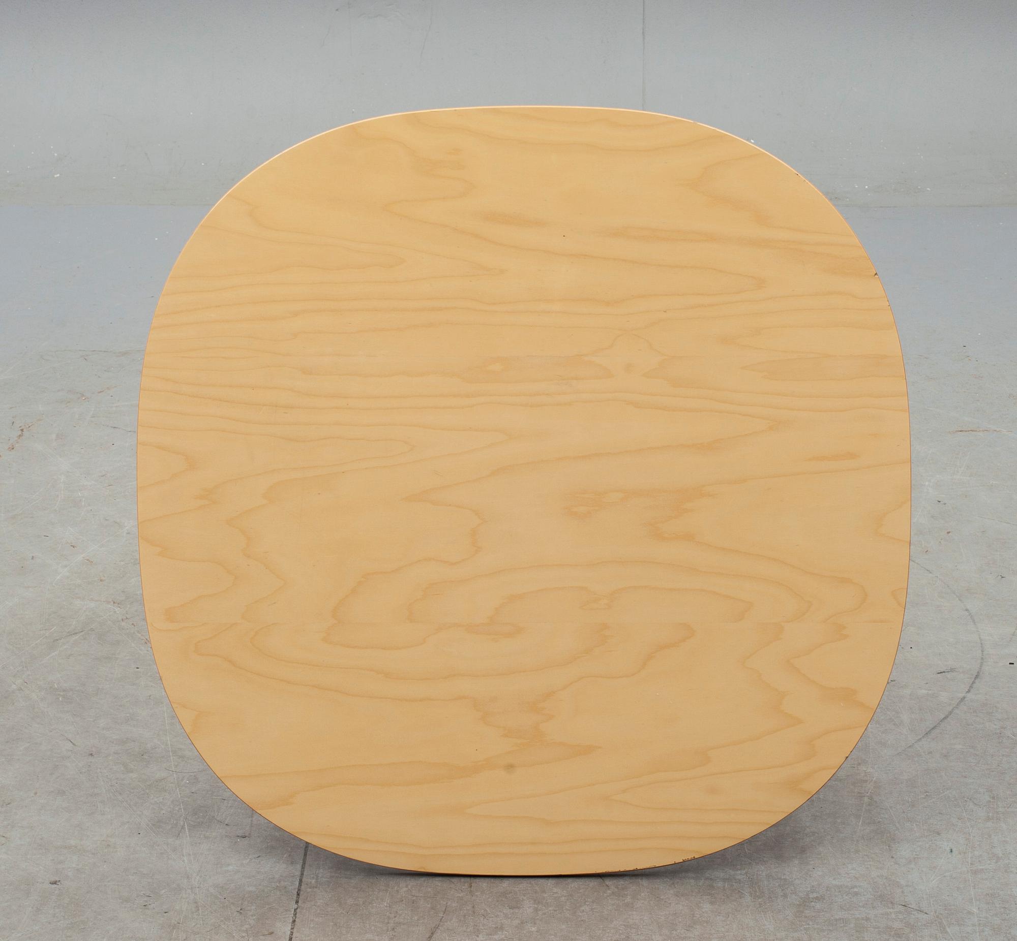 BORD. "Superelips" design Bruno Mathsson och Piet Hein för Bruno Mathsson International.