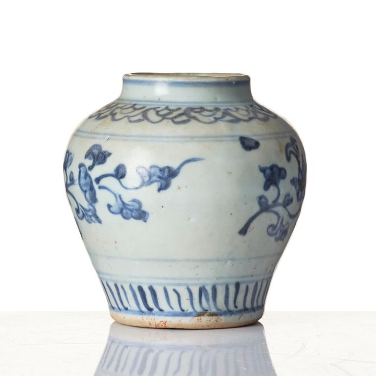 A blue and white jar and a dish, Ming dynasty (1368-1644).