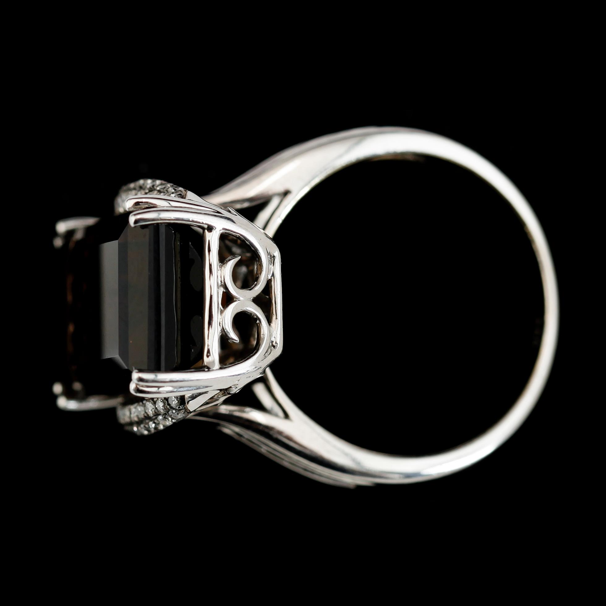 RING, 14K vitguld, röktopas samt diamanter.