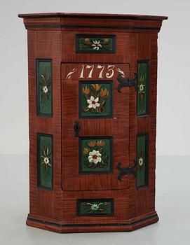HÖRNSKÅP, allmoge, 1700-tal.