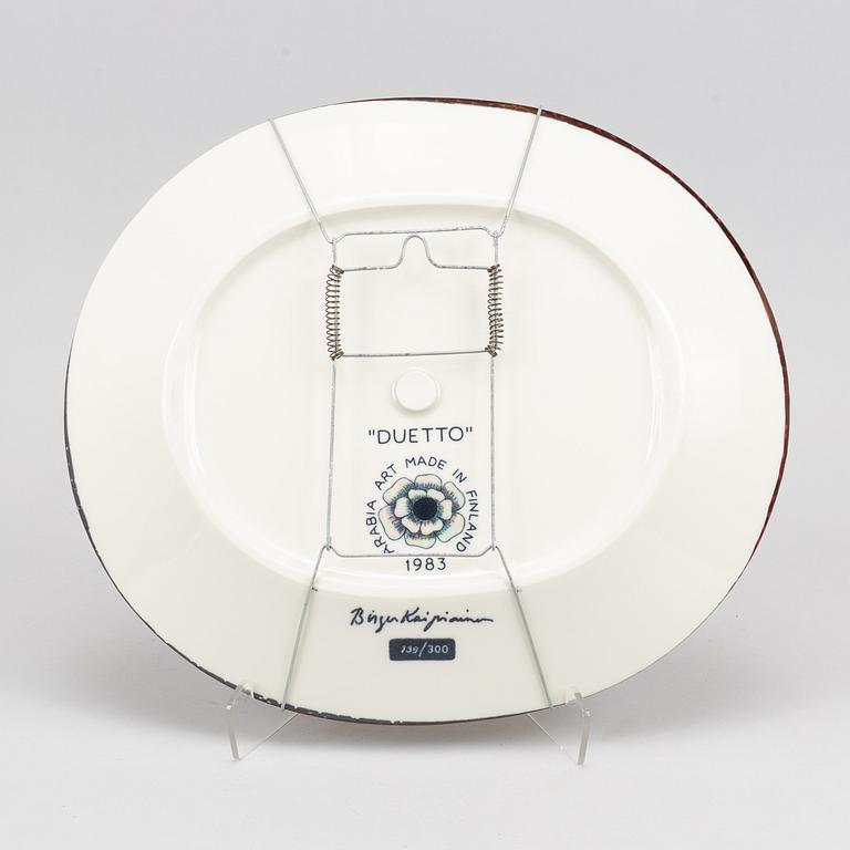 A ceramic plate, 'Duetto', by Birger Kaipiainen, Arabia Art 1983. Signed and numbered 139/300.