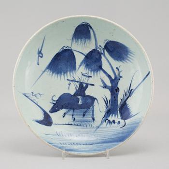 Three pieces of porcelain from China, 19th and 20th century.