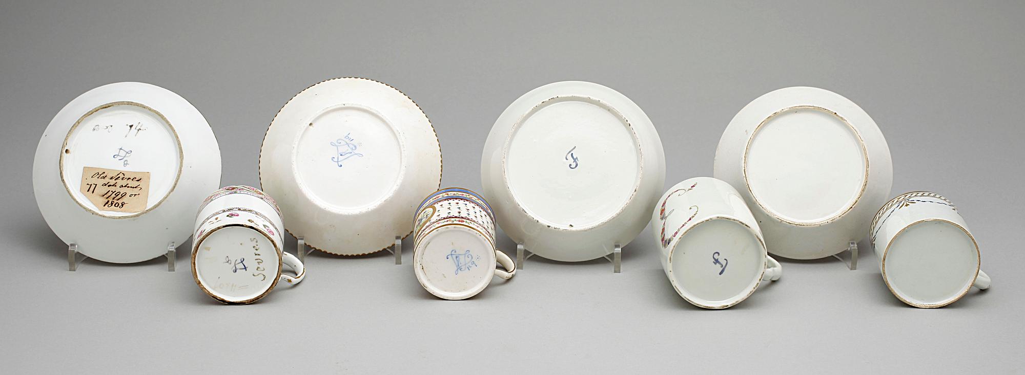 KOPPAR MED FAT, 4 st, porslin, sevreliknande märke, 1800-tal.