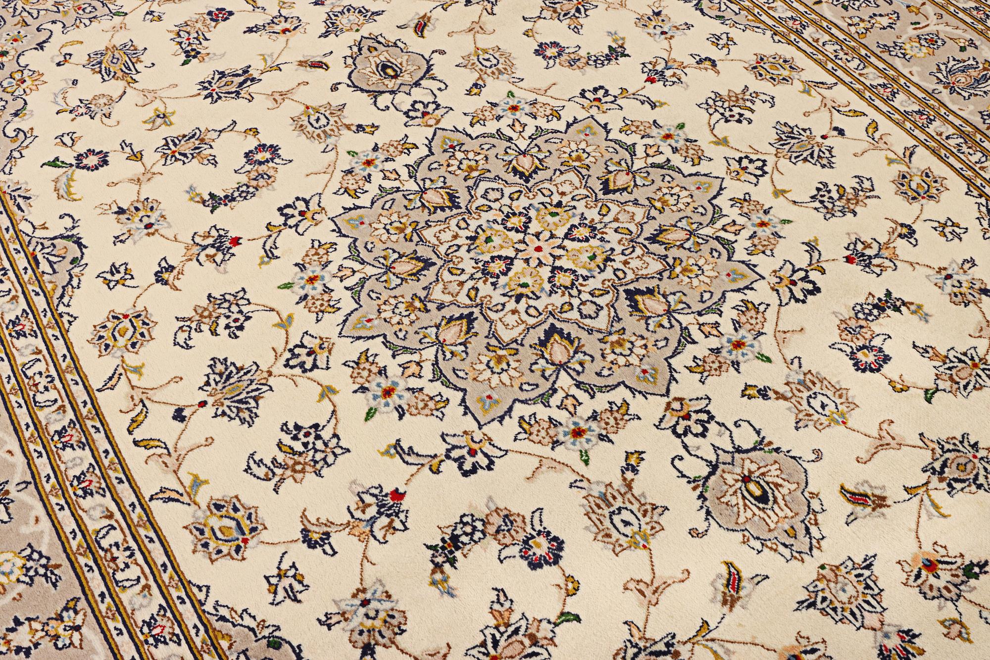 A Kashan carpet, c. 306 x 200 cm.