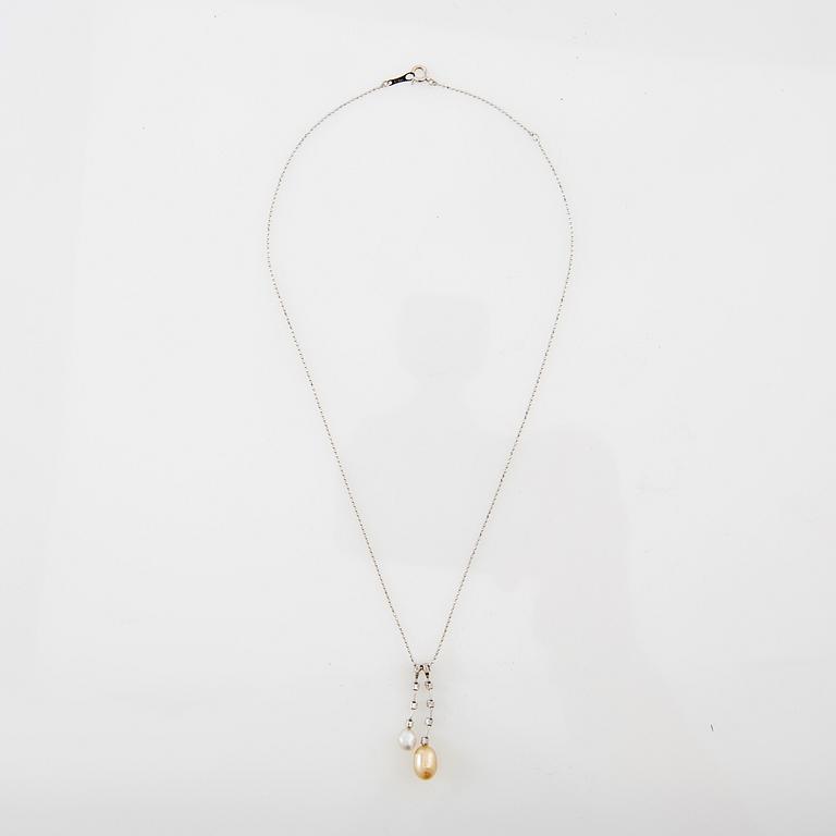 Hängsmycke, 18K vitguld med pärlor med diamanter.