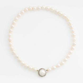 Necklace with cultured pearls, clasp in 18K gold with a half pearl and eight-cut diamonds.