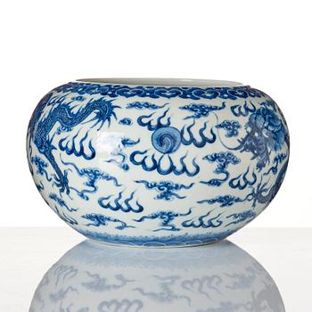 A blue and white jardiniere, late Qing dynasty.