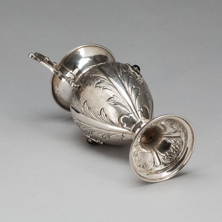 URNA MED HÄNKLAR, silver 900. Utländska stämplar. Vikt ca 298 g.
