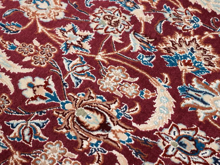 MATTO, a semi-antique/old Esfahan/Nain part silk, ca 232,5 x 137,5 cm (as well as one end with ca 1 cm flat weave).