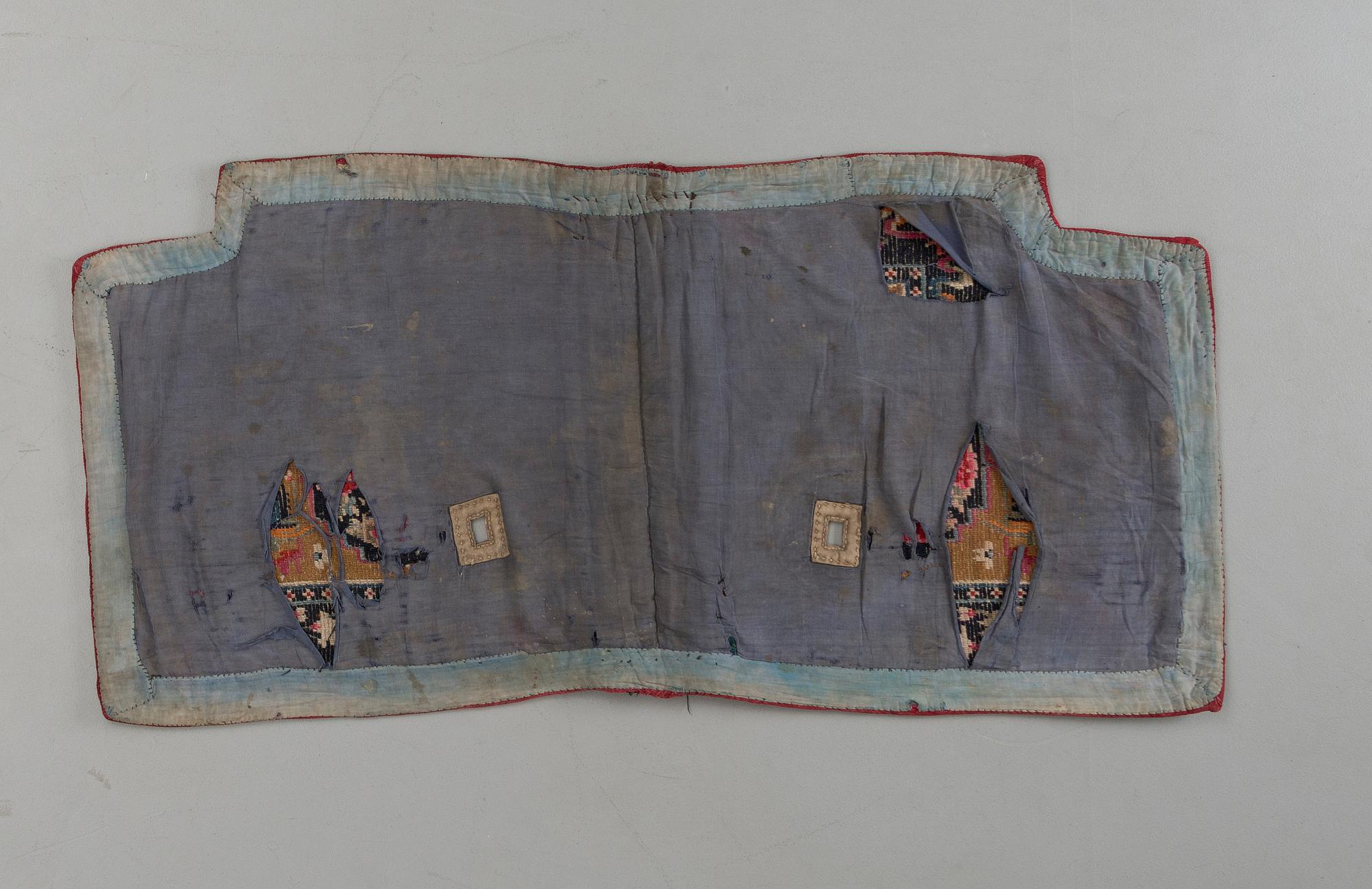 SADELTÄCKE, Tibet, 1900-talets första hälft. Ca 134x67 cm.