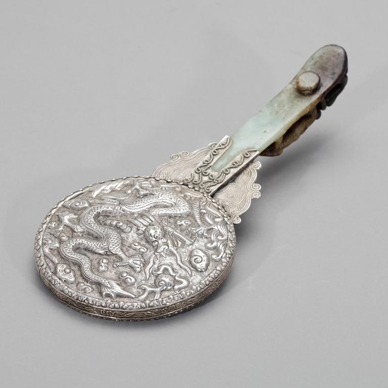 SPEGEL, nefrit samt silver, omkr år 1900.