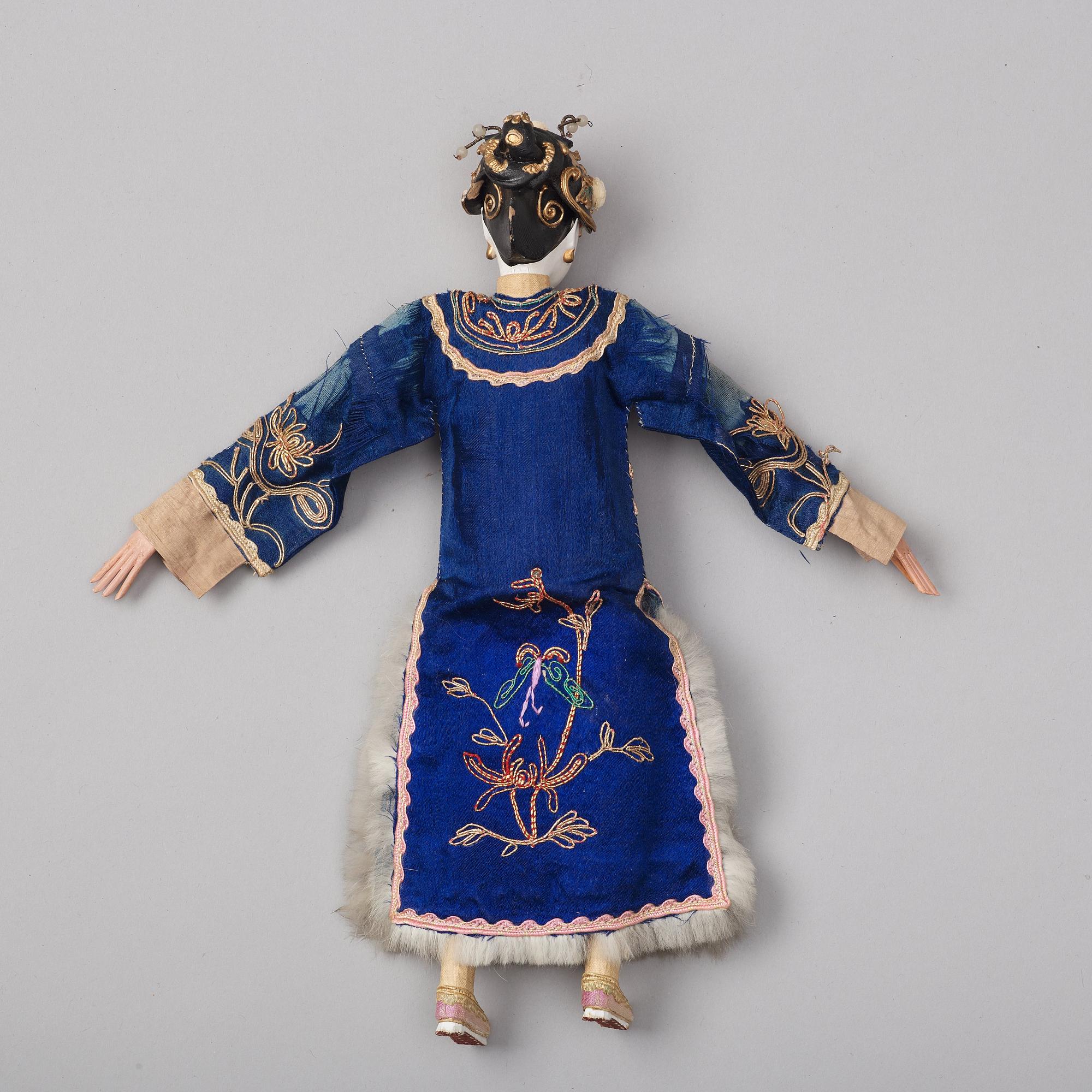An elegant Chinese doll, clad in silk robes, Qing dynasty, 19th Century.