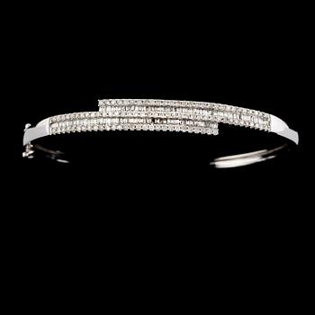ARMRING, 18k vitguld med briljant och baguettslipade diamanter, 1.19 ct. Vikt 8,8 g.