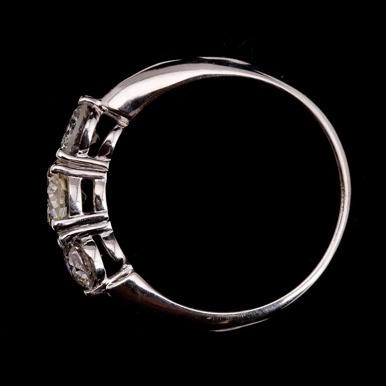RING, 14 k vitguld, med 3 briljantslipade diamanter totalt 1.31 ct. Total vikt 4 g.